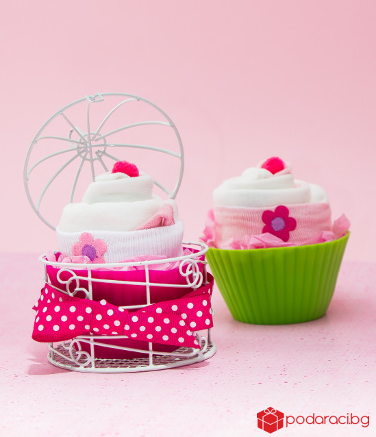 Мъфин за бебе момиче в метална клетка