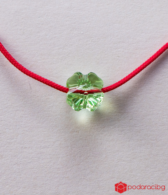 Комплект от 2 гривни с червен конец и зелена детелинка