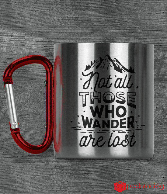 Метално канче с карабинер и текст Not all those who wander are lost