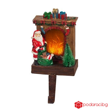 Дядо Коледа пред камината