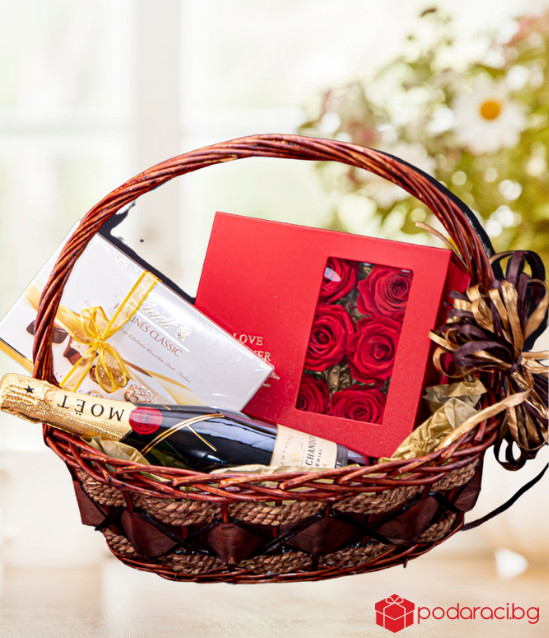 Подаръчна кошница MOET и вечни рози