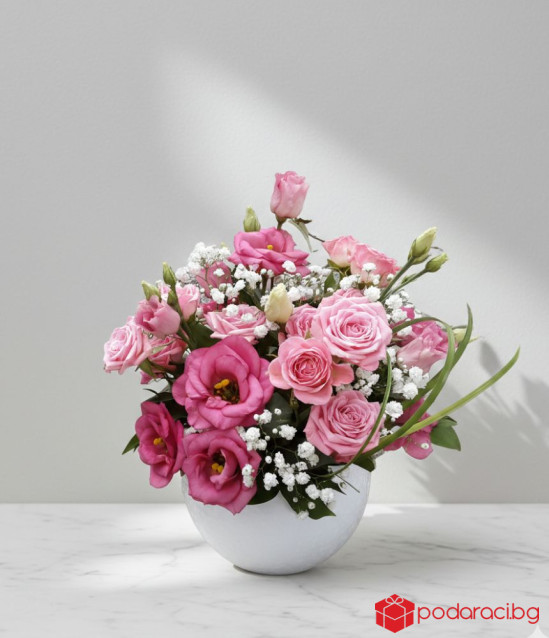 Аранжировка в бяла кашпа с рози и еустоми