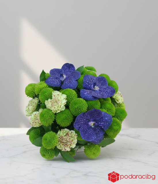 Букет от орхидеи, зелена хризантема и екзотични карамфили