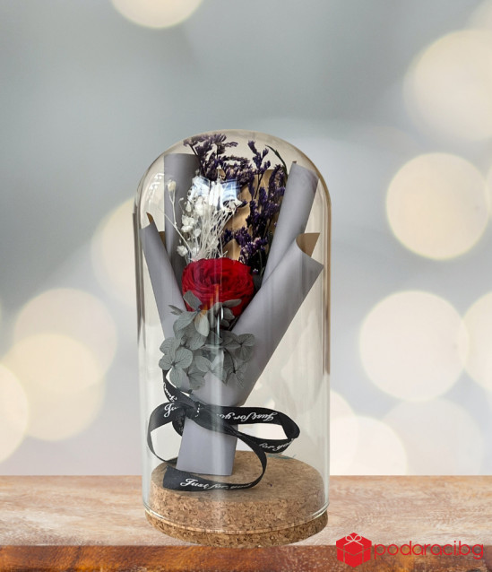 Букетче с вечна роза в стъклен цилиндър