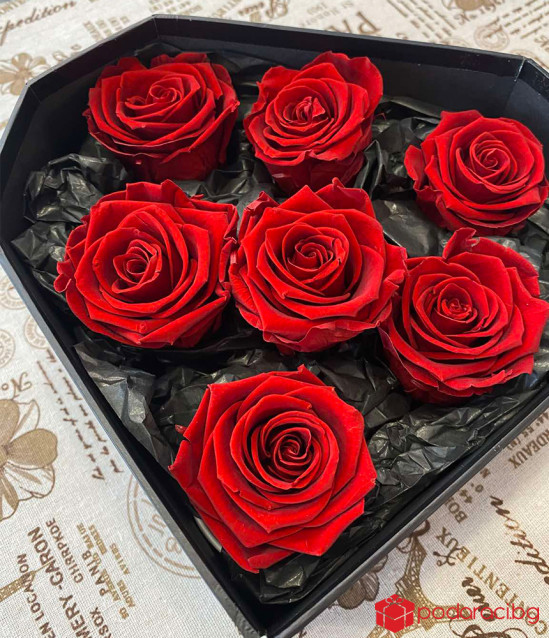 Червени вечни рози Love forever в черна кутия