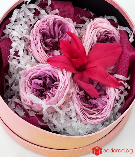 Цветна аранжировка в кутия