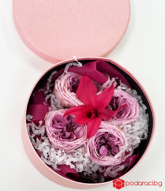 Цветна аранжировка в кутия