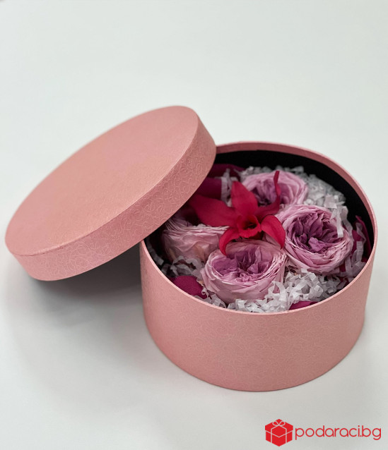 Цветна аранжировка в кутия