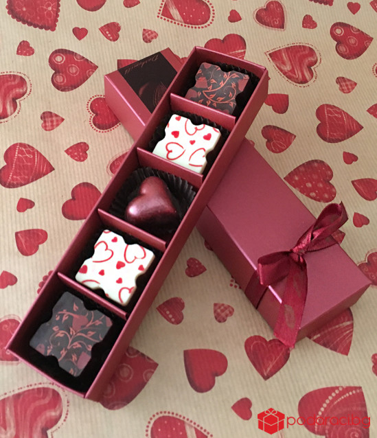 Пет ръчни любовни шоколадови бонбона в кутийка