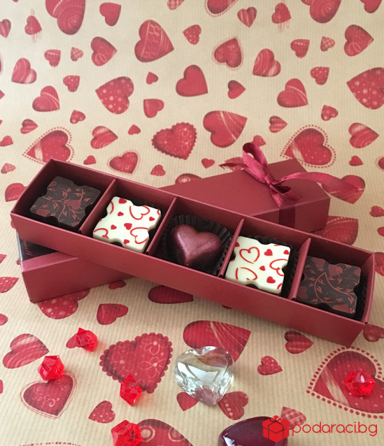 Пет ръчни любовни шоколадови бонбона в кутийка