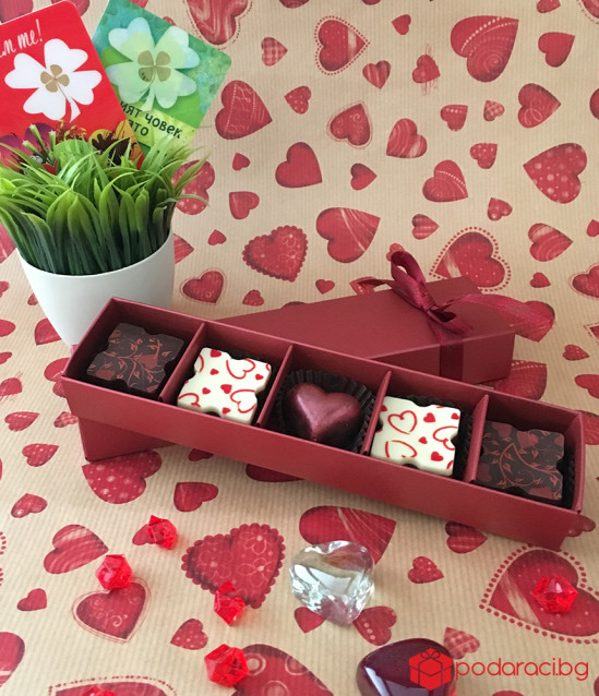 Пет ръчни любовни шоколадови бонбона в кутийка