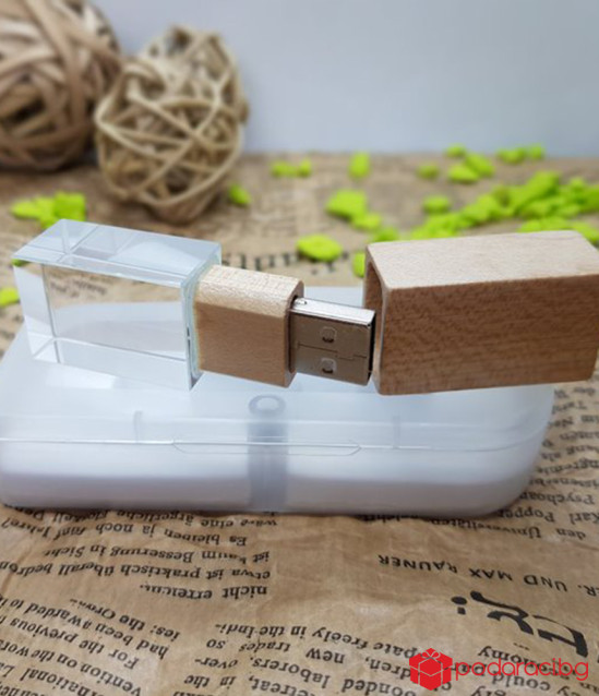 Персонализирана флаш памет кристал и дърво