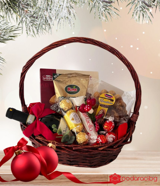 Подаръчна Коледна кошница с вино и сладости