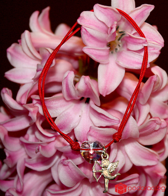 Гривна с червен конец с Купидон и сърце