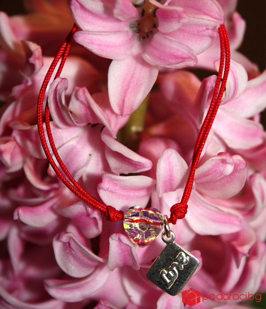 Гривна с червен конец с висулка писмо и сърце