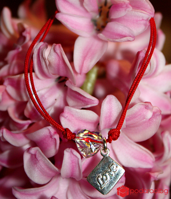 Гривна с червен конец с висулка писмо и сърце