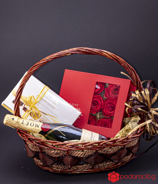 Подаръчна кошница MOET и вечни рози