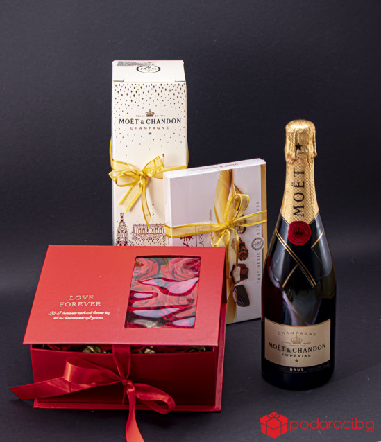 Подаръчна кошница MOET и вечни рози