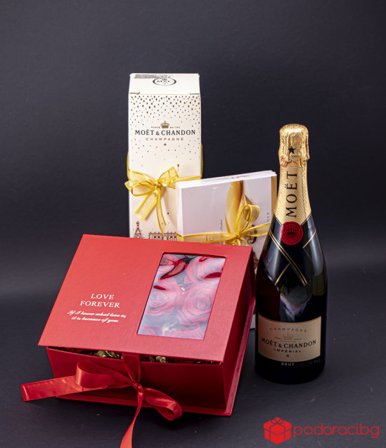 Подаръчна кошница MOET и вечни рози