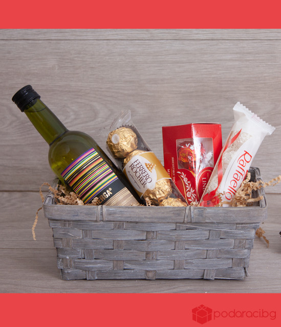 Малък коледен панер с вино и бонбони