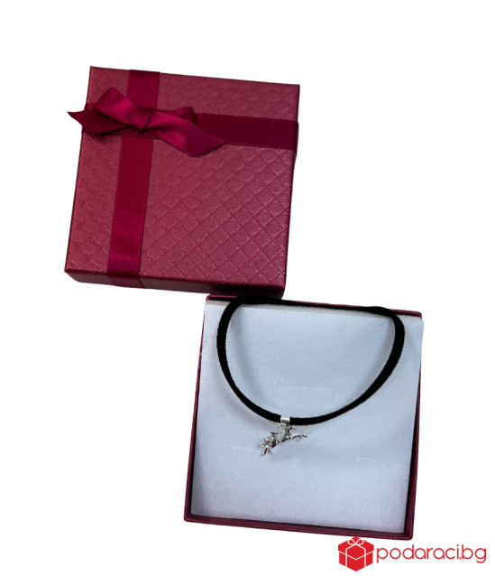 Колие с велурена връзка и сребърна висулка еднорог