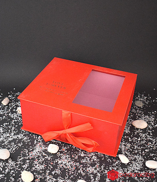 Луксозна червена правоъгълна кутия с прозрачна част