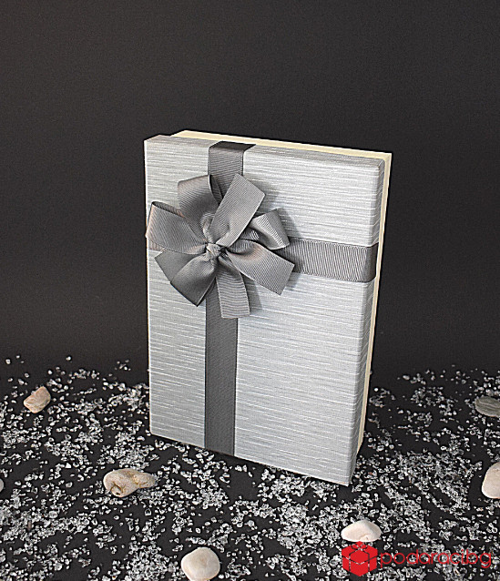 Сива кутия със сребърна панделка