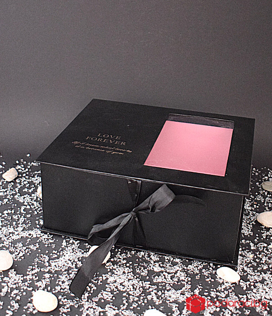 Луксозна черна правоъгълна кутия с прозрачна част