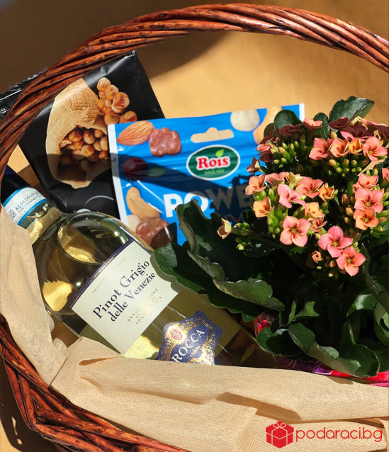 Кошница с бяло вино, цвете и други изненади