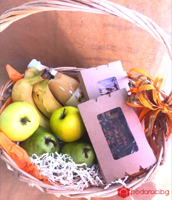 Кошница с плодове, сок и баклава