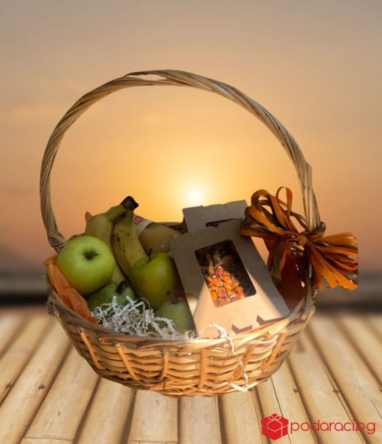 Кошница с плодове, сок и баклава