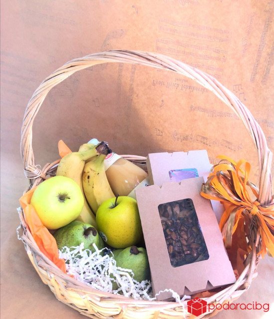 Кошница с плодове, сок и баклава