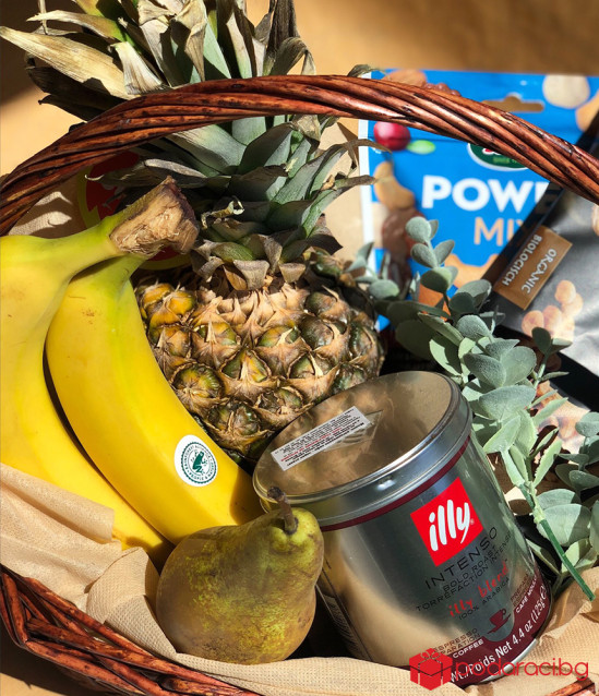 Кошница с плодове, кафе и други изненади