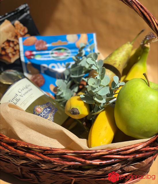 Кошница с вино и плодове