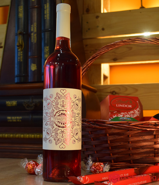 Подаръчна кошница Трастена с малиново розе