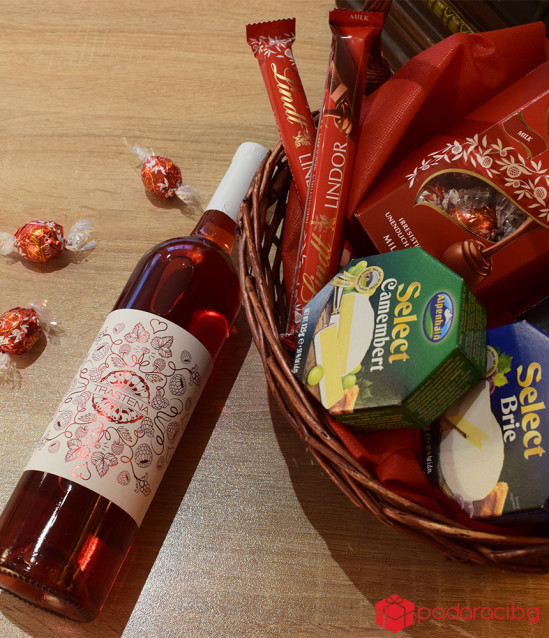 Подаръчна кошница Трастена с малиново розе