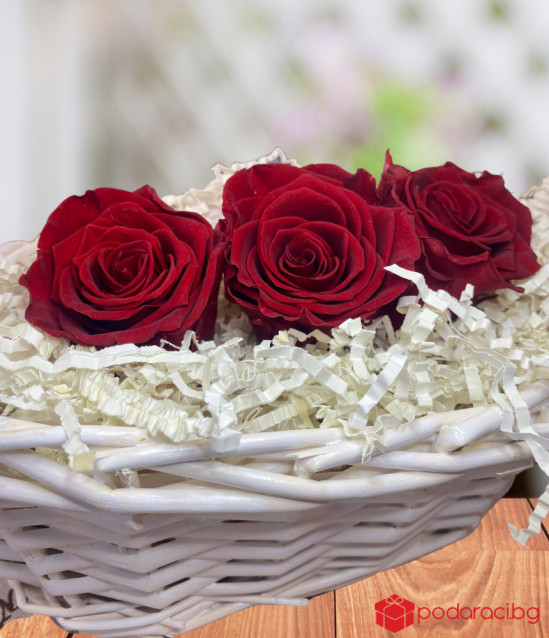 Рози в плетена кошничка