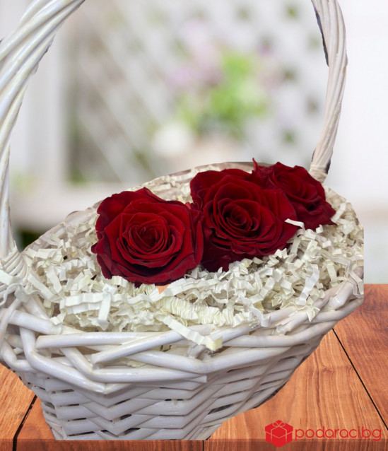 Рози в плетена кошничка