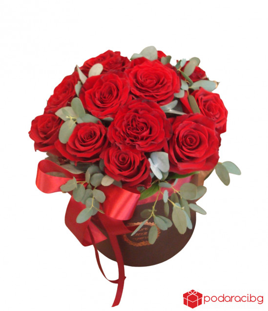 Кутия с червени рози и евкалипт