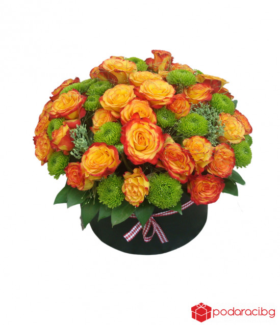 Кутия с оранжеви мини розички и зелена хризантема