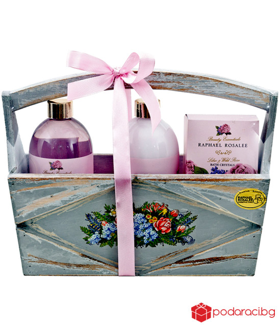 Gift set with Rose in a wooden basket