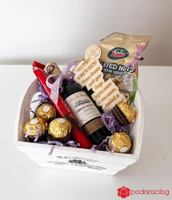 Панер с изненади за имен ден на жена