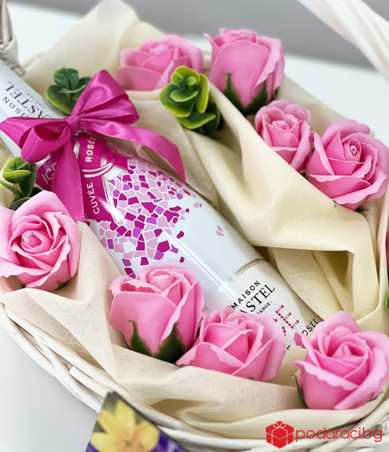 Подаръчна кошничка Честит празник за жена