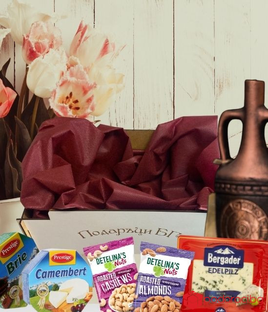 Gift crate with cheese and wine zodiac