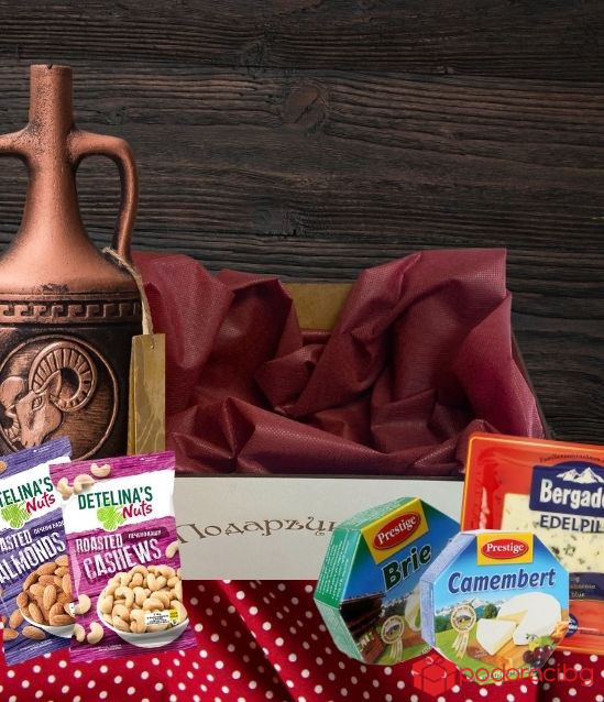 Gift crate with cheese and wine zodiac