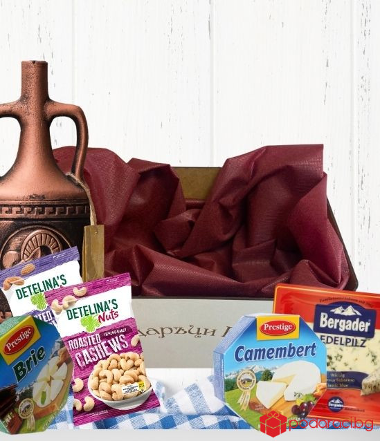 Gift crate with cheese and wine zodiac