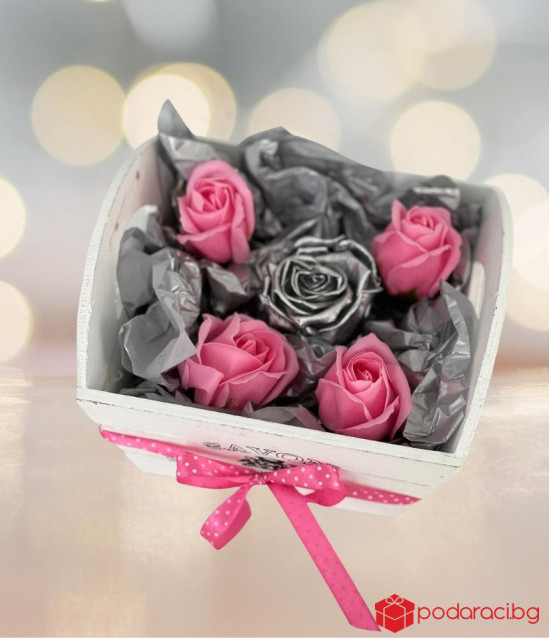 Бяла кашпа Розова емоция