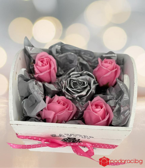 Бяла кашпа Розова емоция