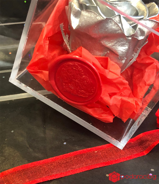 Вечна роза в прозрачна кутийка