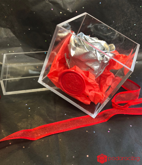 Вечна роза в прозрачна кутийка